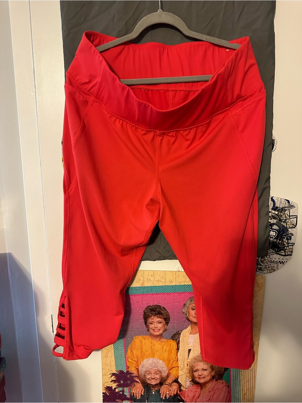 Women's pink Athletic Capri Leggings with Cutout Detail